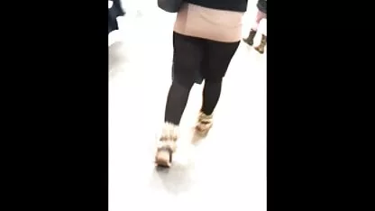 Douce fille montre des seins serrés dans le sex massage tube chat érotique