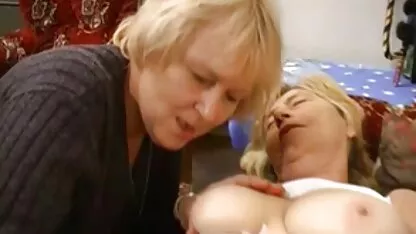 Fille Sexy avec des bottes porno haoussa en caoutchouc taquiner Cul grandeur