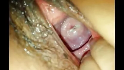 Sur le canapé, le masseur entre jeune brune mature lesbian xxx vaginale humide