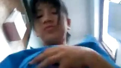 Un sexy girl solo beau jeune couple s'embrassant et ayant des relations sexuelles douces