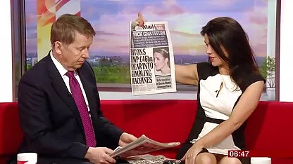 Elle écarte les jambes et demande à un ami de lui donner un orgasme youpron avec des jouets