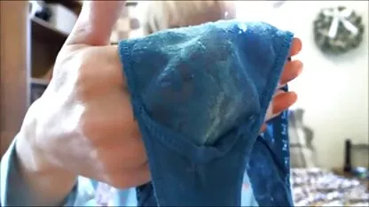 La brune ne peut pas s'endormir jusqu'à ce qu'elle se fasse enculer dans video de sex son cul juteux