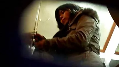 Minuscule brunette raser son entrejambe dans la xxnxzoo salle de bain