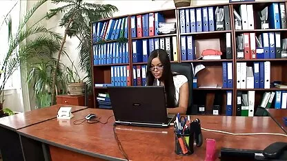 Fille suce la bite et éjacule xxxx anal