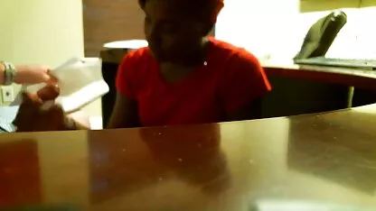 Étudiant avec big booty essayer d'être une actrice à travers le seks video lit avec un directeur