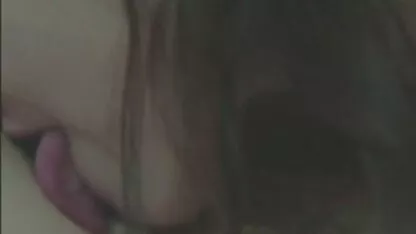 Un mari assis à proximité et a regardé sa ariana grande sextape femme obtenir de nouvelles bottes