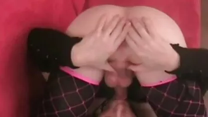 Les gens ont enlevé une jeune prostituée et sa videosexart bite des deux côtés dans l'appartement