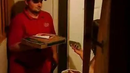 Femme mariée propagation de sexe lesbien à son jeune assistant en bas retro sex