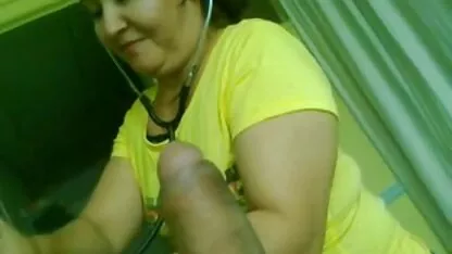 Busty pute stream sex movie s'est agenouillé pour donner à son mari une pipe juteuse