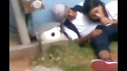 Fille russe ivre sexe avec deux mecs sur le canapé sexse