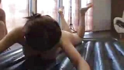 Fille aux cheveux roux avec un porn gay massage corps nu magnifique à l'extérieur