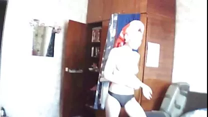 Les jeunes filles de porter dog sexe strapon en caoutchouc et la propagation mature brunette dans le sexe