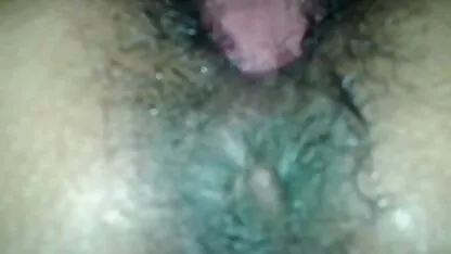 Fille aux cheveux longs allongée xxnx anime sur le canapé en cuir et posant