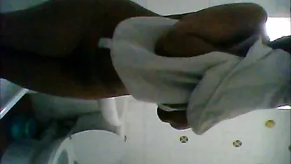 Belle fille avec une jupe courte montre ses seins et le old mature sex cul sur la caméra