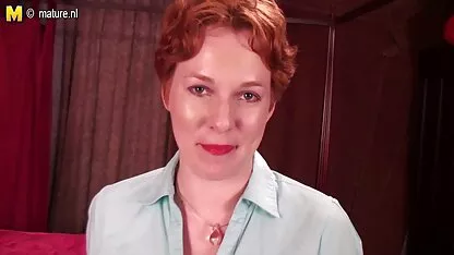 Fille avec des lunettes montrant de haute video de sexe gratuit qualité maison pipe