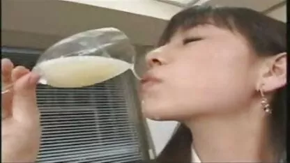 L'homme a donné gay porn hd online à la blonde une partie du sperme épais