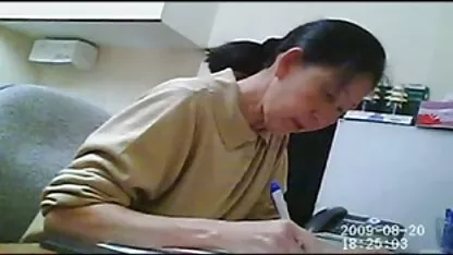 Jolie douce blonde gémit alors que film porno full hd sur le dessus de dur gaffe