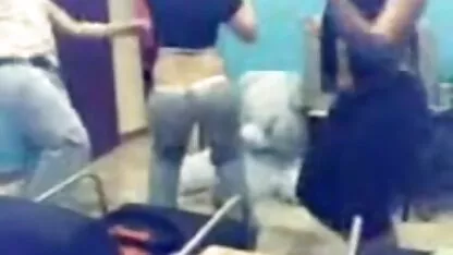 Cette beauté en anal mom sait beaucoup sur le sexe passionné