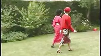 Jeune femme affligée porhhud de continuer avec la langue