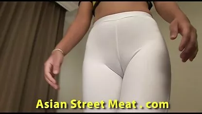 Séduisante jeune femme en pantalon blanc faire de l'argent dans le chat voyeur sex vidéo