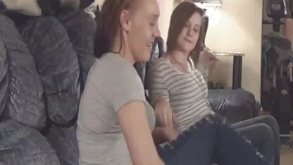 Fille xxnx top Blonde en lingerie toucher l'entrejambe avec les doigts