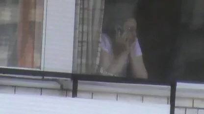 Une brune aux gros seins montre de belles jambes devant la orgasme xxx caméra