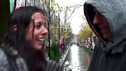 Gros plan d'une dame baise un trou huilé avec un gros gode rihana xnxx