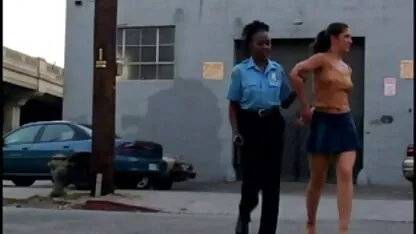 Aux cheveux longs fille porno mom son sexe avec de l'argent entre deux pieds en face de l'homme