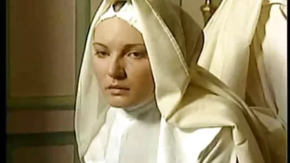 Tatoué brune avec un pénis sain xnxnn frit par un masseur musculaire