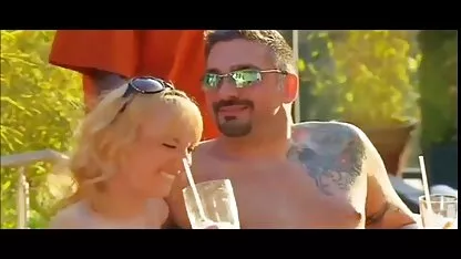 Après un Fétichisme des pieds, elle a tiré video cam gay les bas rouges de blonde et baisée dans le cul