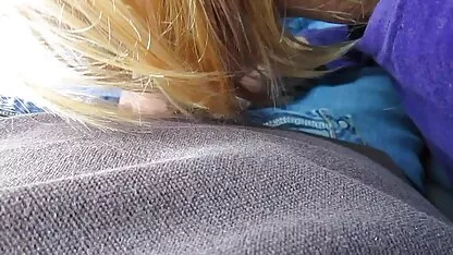 Sur le fullyclothedsex casting anal, Un homme mature vissant de minces cheveux bruns dans le cul