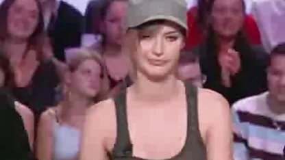 Une bête aux cheveux roux qui sexe tub aime le plaisir de l'amant