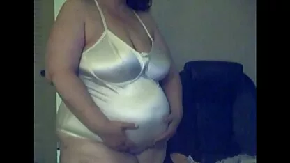 Deux hommes vissage adolescent video sexes dot dans une voiture taxi