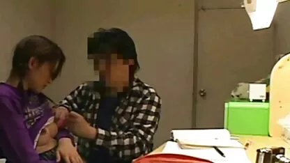 Brunette sexe xxxxx faire une profonde pipe