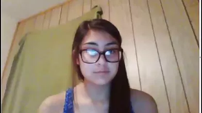 Brune aux chat sex video gros seins se vantait un trou serré