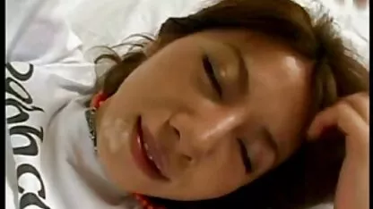 Un vibromasseur prend une blonde joyeuse à une boîte et lui donne des coups de pied dans gayporm le cul