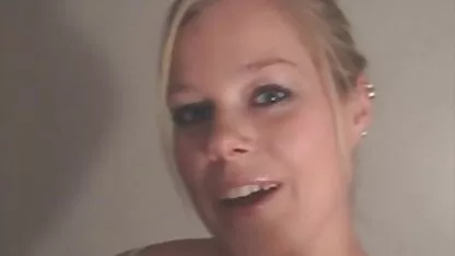 Nu brunette zoophile porn avec de petits seins doigté chatte poilue