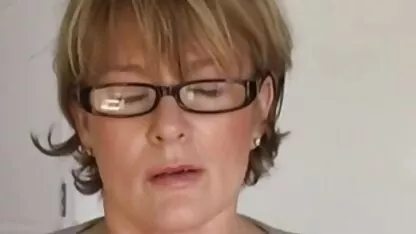 Brunette taquineries en culotte blanche masturbation trou porno lesbian mom chaud