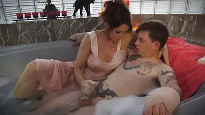 Jeune pute se déshabiller et doigter sex simulator video sa chatte poilue avec un doigt