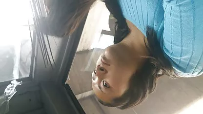 Sur l'appareil photo de l'iPhone, une jeune fille brune sex chat cam a craché avec un ami dans le vagin