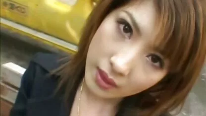 Fille avec un beau vagin palper les seins sur le free porn cam canapé lumineux